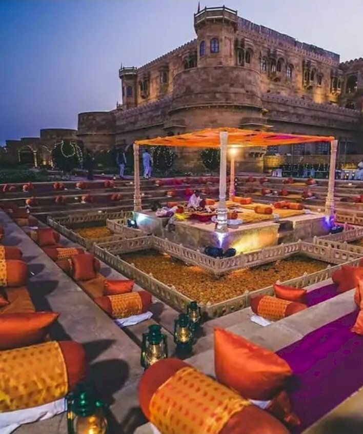 बॉलीवुड अभिनेताओं में राजा—रानी बनने की चाह उन्हें विवाह के लिए राजस्थान खींचती है