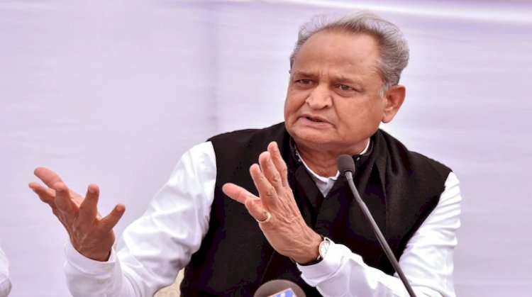 बाड़मेर में महिलाओं के बीच राजस्थान के मुख्यमंत्री अशोक गहलोत का गुस्सा फूटा, झल्लाकर माइक फेंक दिया