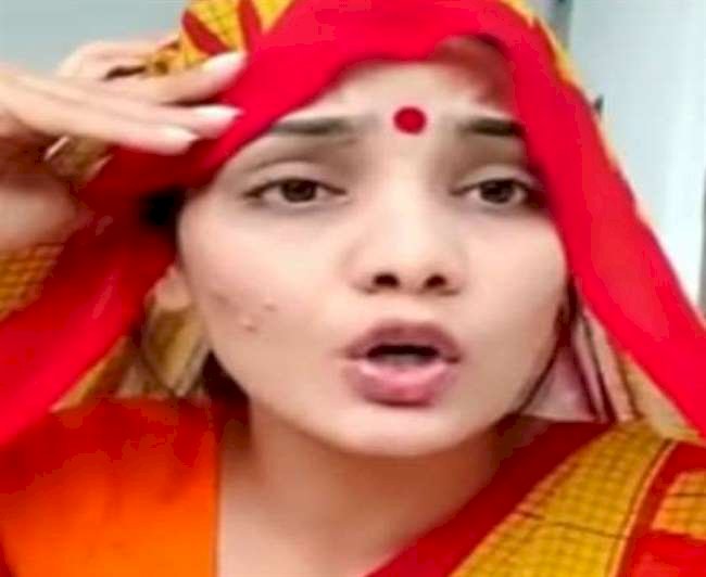 यूपी में 'का बा' वाली लोकगायिका नेहा सिंह राठौर ने गीत में ही संविधान के अधिकार बता दिए