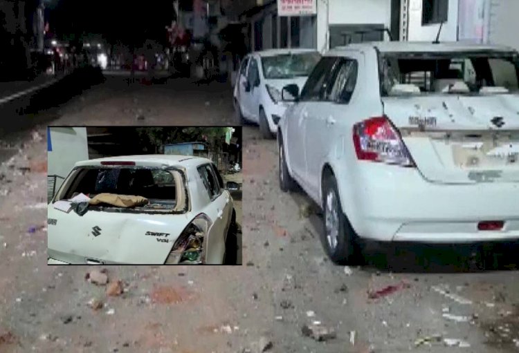 उपद्रवियों ने बिगाड़ा माहौल, आगजीन और पथराव के बाद पुलिस की फायरिंग