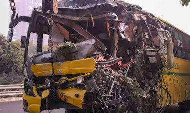 ट्रेलर से भिड़ी यात्रियों से भरी बस, 40 घायल, 18 की हालत नाजुक