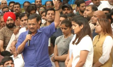धरना स्थल पर पहुंच बोले- बहनों के साथ दुर्व्यवहार करने वालों को फांसी दो