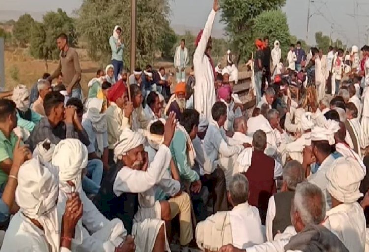 भरतपुर में हाइवे पर कब्जा, पथराव, पुलिस ने दागे आंसू गैस के गोले, इंटरनेट सेवाएं बंद