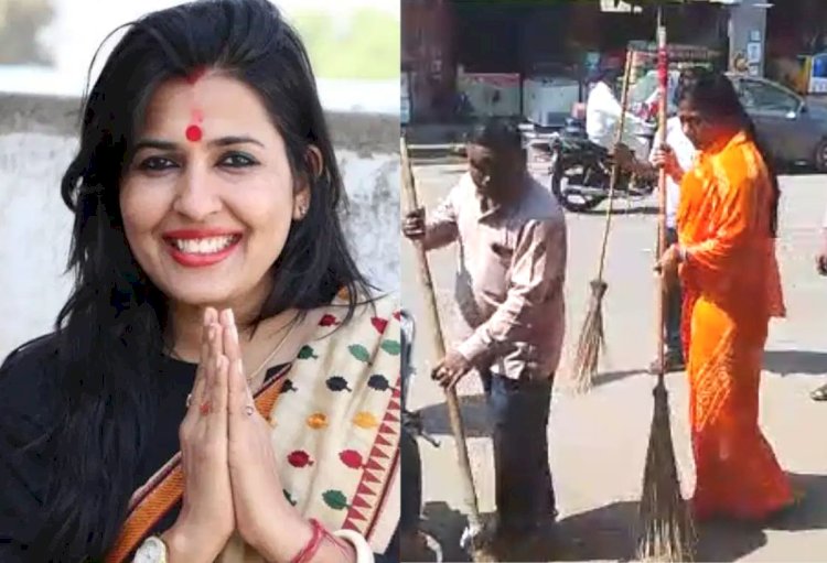 सफाई कर्मचारी हड़ताल पर, महापौर लगा रही सड़क पर झाड़ू