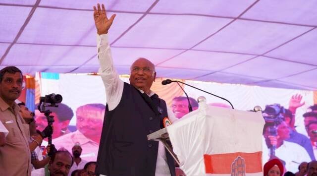 मंच पर बिगड़ गए मल्लिकार्जुन खरगे के बोल, मोदी को बताया सांप जैसा जहरीला