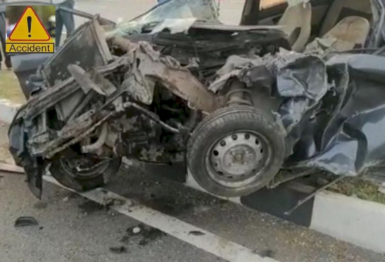 चलती कार का टायर फटा, ट्रेलर से जा भिड़ी, अंदर फंसे 4 लोगों की दर्दनाक मौत