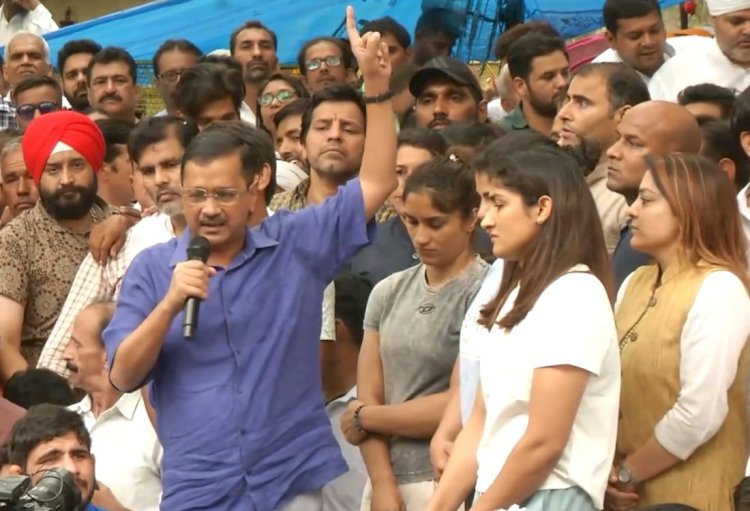 धरना स्थल पर पहुंच बोले- बहनों के साथ दुर्व्यवहार करने वालों को फांसी दो