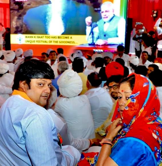 वसुन्धरा राजे ने ग्रामीणों के साथ सुनी मोदी के ‘मन की बात’, कहा-मन की बात बना अब सम्पूर्ण भारत के हर जन की बात