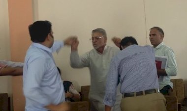 विधायक बोले, थप्पड़ मार दूंगा, तहसीलदार ने भी आपा खो, कहा- तेरे लगेगी चल हट, Watch Video