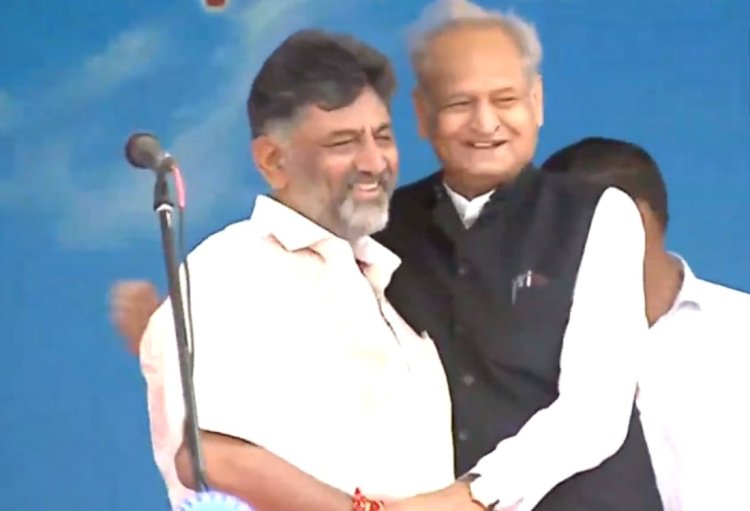 सिद्धारमैया ने ली मुख्यमंत्री पद की शपथ, सीएम गहलोत ने शिवकुमार को लगाया गले