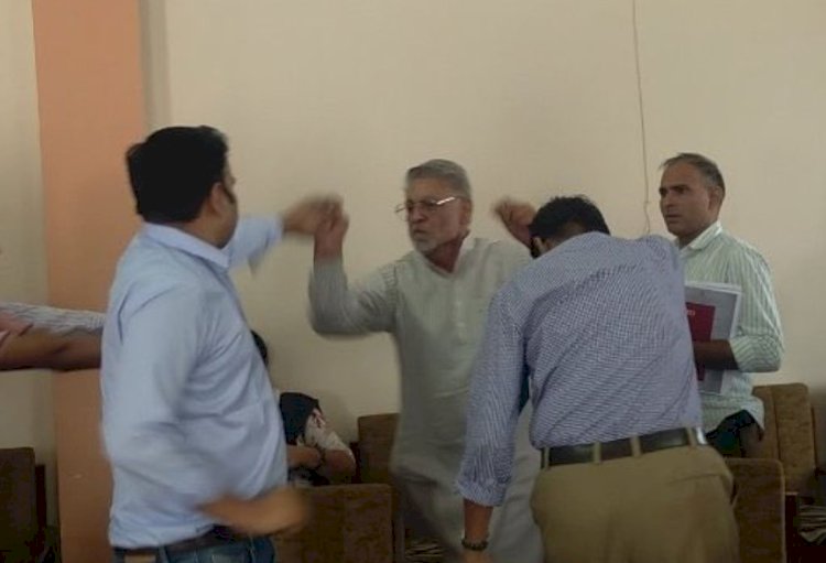 विधायक बोले, थप्पड़ मार दूंगा, तहसीलदार ने भी आपा खो, कहा- तेरे लगेगी चल हट, Watch Video