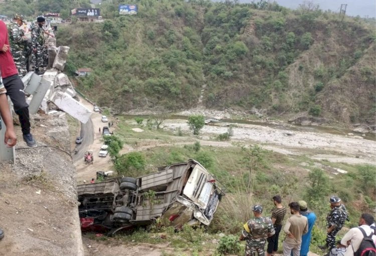 कटरा जा रही बस खाई में गिरी, 10 श्रद्धालुओं की मौत, 50 से ज्यादा घायल