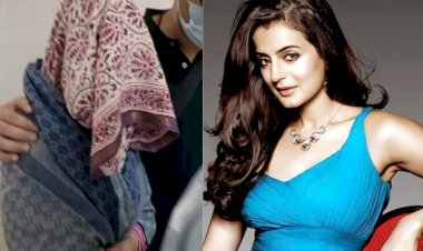 ’गदर 2’ रिलीज से पहले अमीषा पटेल का कोर्ट में सरेंडर, ऐसे मुंह छिपाकर पहुंची, पहचानना मुश्किल