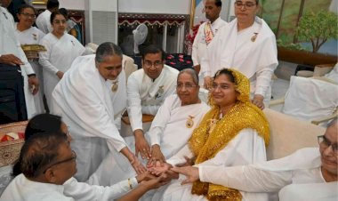 चार सौ युवा बहनों ने शिवलिंग के 7 फेरे कर पहनायी वरमाला और बन गयी ब्रह्माकुमारी