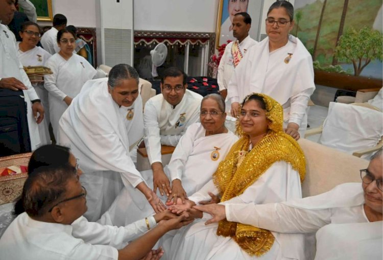चार सौ युवा बहनों ने शिवलिंग के 7 फेरे कर पहनायी वरमाला और बन गयी ब्रह्माकुमारी