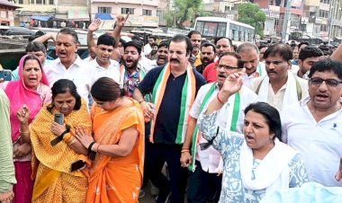 गुजरात हाईकोर्ट का फैसला आते ही सड़क पर काली पट्टी बांध उतरे नेता