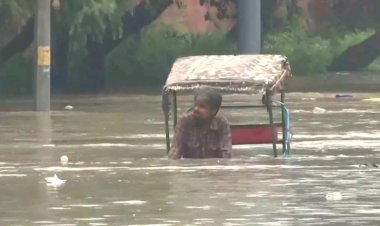 दिल्ली में बाढ़ के हालात, पानी से घिरा सीएम आवास एरिया, केजरीवाल ने मांगा सभी का सहयोग  
