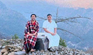 पार्टनर! तुम्हारी पालिटिक्स क्या है, पालिटिक्स ही गोडसे के लिए मंदिर बनवाती है और धीरेंद्र शास्त्री जैसों के लिए मीडिया मंच