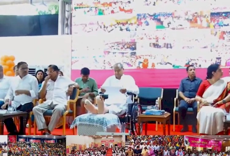 सीएम गहलोत के दोनों पैरों में चोट, व्हील चेयर पर पहुंचे, बटन दबाकर दी राहत, लोगों के खातों में पहुंची धनराशि