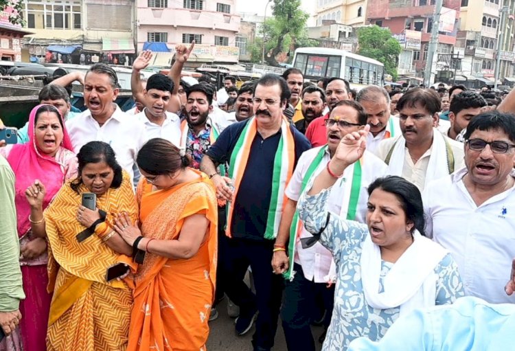 गुजरात हाईकोर्ट का फैसला आते ही सड़क पर काली पट्टी बांध उतरे नेता