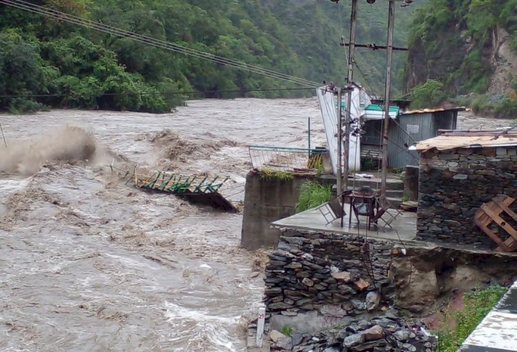 बादल फटा, हिमाचल में 24 घंटे में ही 51 की मौत, मलबे में कई लोगों के दबे होने की आशंका