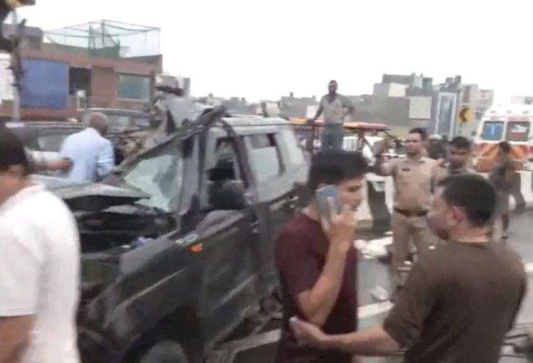 कार-ट्रोले की जबरदस्त टक्कर में पुलिस अधिकारी की मौत, परिवार में कोहराम
