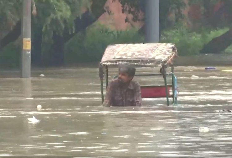 दिल्ली में बाढ़ के हालात, पानी से घिरा सीएम आवास एरिया, केजरीवाल ने मांगा सभी का सहयोग  