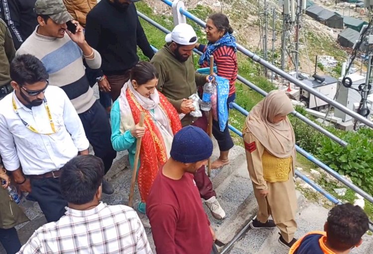 सारा अली खान पहुंची अमरनाथ धाम, यात्रा का वीडियो हो गया वायरल
