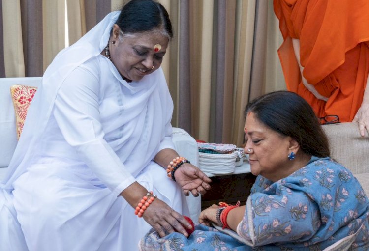 राजे की माता अमृतानंदमयी देवी से भेंट, कहा- मुझे जयपुर में अम्मा के दर्शन का सौभाग्य प्राप्त हुआ