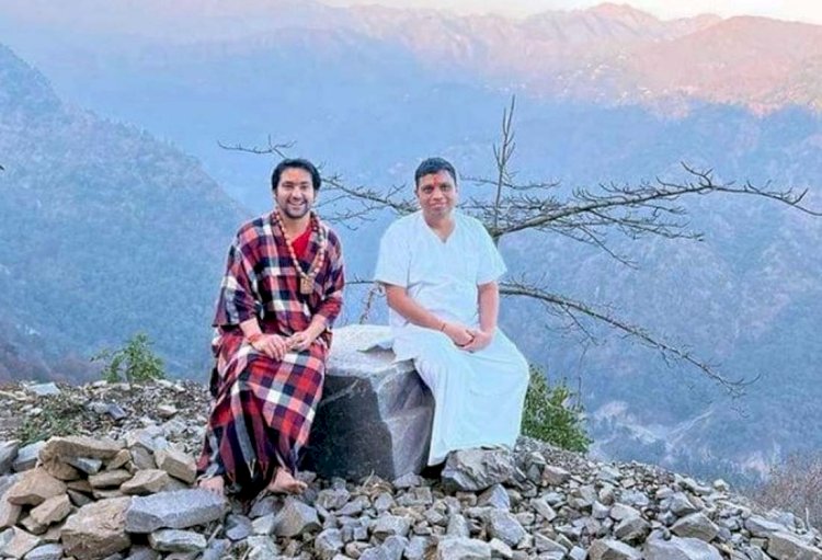 पार्टनर! तुम्हारी पालिटिक्स क्या है, पालिटिक्स ही गोडसे के लिए मंदिर बनवाती है और धीरेंद्र शास्त्री जैसों के लिए मीडिया मंच