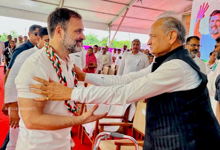 राहुल गांधी को देख खड़े हुए सीएम गहलोत, राठौड़ बोले- गहलोत के पैर की दवा राहुल के पास