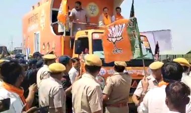 भाजपा की परिवर्तन यात्रा को पुलिस ने रोका, गुस्साए  पदाधिकारी-कार्यकर्ता बैठे धरने पर
