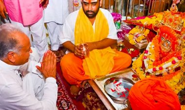 रामदेवरा पहुंच बाब को लगाई धोक, लिया विजयी आशीर्वाद