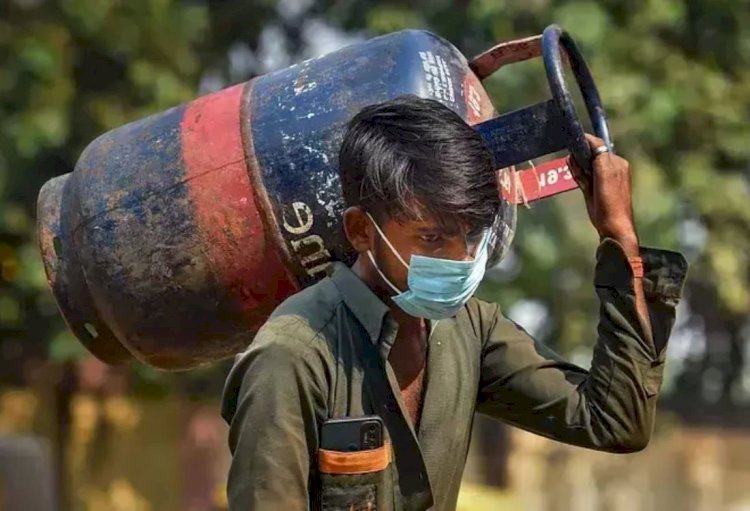 त्योहारी सीजन में महंगा हुआ गैस सिलेंडर, 209 रुपए बढ़े दाम