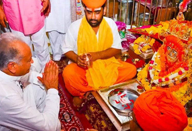 रामदेवरा पहुंच बाब को लगाई धोक, लिया विजयी आशीर्वाद