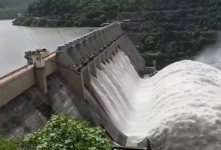 जवाई बांध के गेट खोलने से नदी में उफान के बीच फंस गए 4 मजदूर