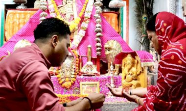 तनोट माता मंदिर में शीश नवाकर बांधा रूमाल