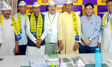इस पार्टी के सदस्य और पदाधिकारियों ने थामी आम आदमी की झाडू