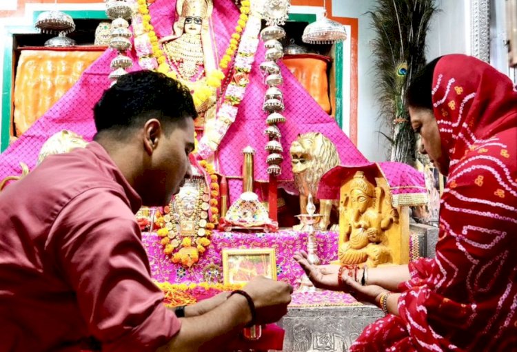 तनोट माता मंदिर में शीश नवाकर बांधा रूमाल