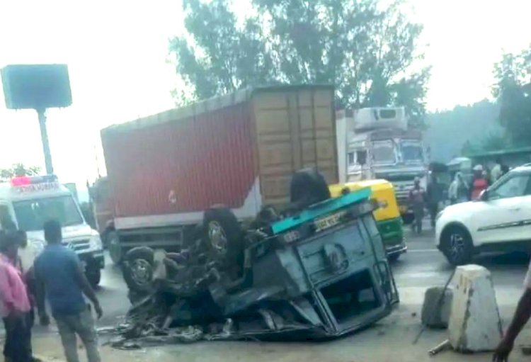 ट्रक के ब्रेक हुए फेल, मजदूरी करने जा रहे थे लोगों की गाड़ी को मारी टक्कर, 7 लोगों की मौत, कई घायल