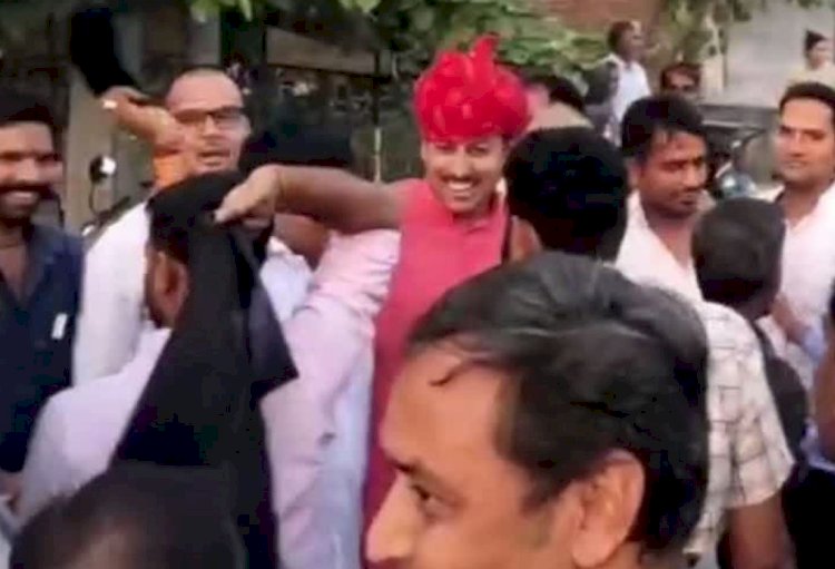 गाड़ी रोकी, काले झंडे दिखाने वालों को लगाया गले, खिलाए लड्डू