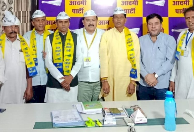 इस पार्टी के सदस्य और पदाधिकारियों ने थामी आम आदमी की झाडू