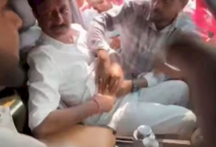चुनाव-प्रचार कर रहे लोकसभा सांसद पर हमला, पेट में चाकू घोपा