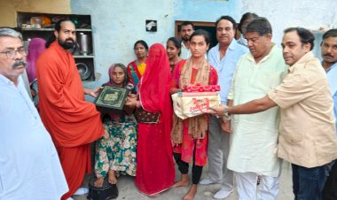 संत समताराम महाराज और उद्योगपति मेघराज सिंह रॉयल ने शोकाकुल दलित परिवार को ढांढस बंधाया
