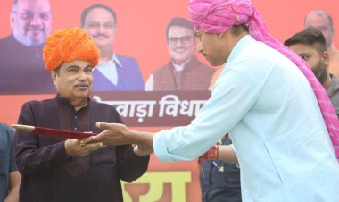 सिर पर राजस्थानी पगड़ी और हाथ में तलवार लेकर कांग्रेस को चुनौती देते नजर आए नितिन गड़करी
