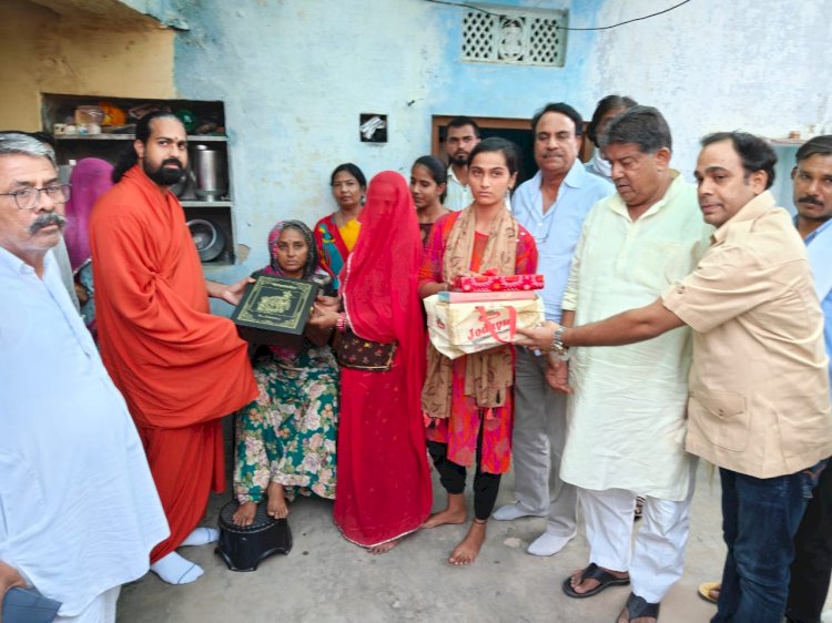 संत समताराम महाराज और उद्योगपति मेघराज सिंह रॉयल ने शोकाकुल दलित परिवार को ढांढस बंधाया