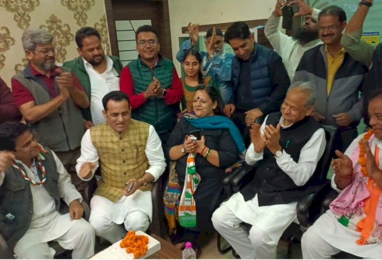 वोटिंग से पहले फिर जादुई छड़ी घुमा गए सीएम अशोक गहलोत, ’आप’ प्रत्याशी को मिला लिया कांग्रेस में