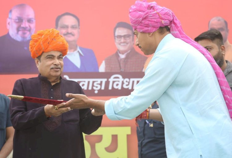 सिर पर राजस्थानी पगड़ी और हाथ में तलवार लेकर कांग्रेस को चुनौती देते नजर आए नितिन गड़करी