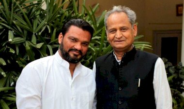 मुख्यमंत्री के ओएसडी लोकेश शर्मा ने अशोक गहलोत के खिलाफ मोर्चा खोल दिया है