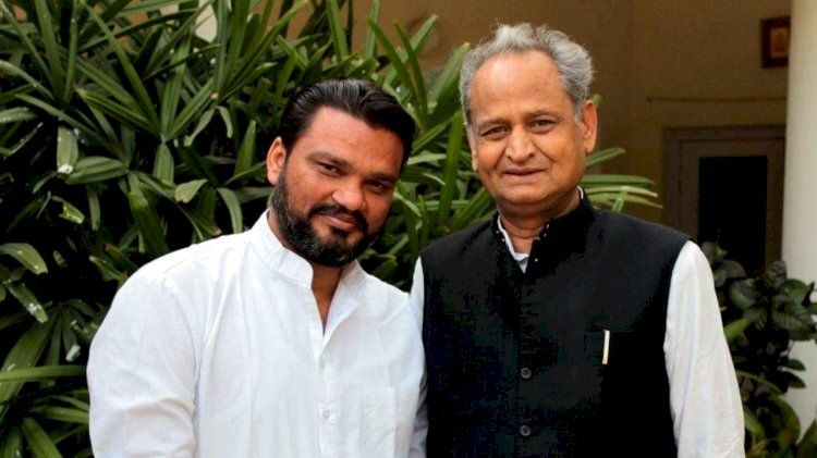 मुख्यमंत्री के ओएसडी लोकेश शर्मा ने अशोक गहलोत के खिलाफ मोर्चा खोल दिया है